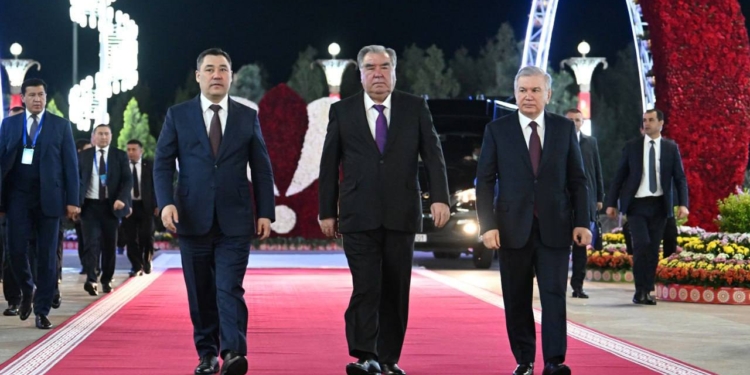 Президенты Кыргызстана и Узбекистана завершили визит в Таджикистан