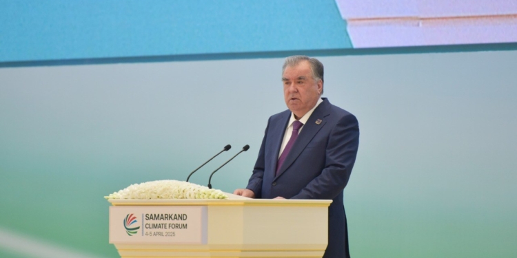Президент Таджикистана выступил на климатическом форуме в Самарканде