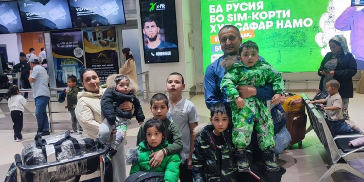 Таджикистанке с шестью детьми помогли вернуться на родину из России