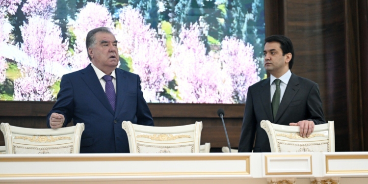 Эмомали Рахмон открыл новый центр Народно- демократической партии и швейную фабрику в Душанбе