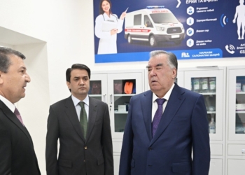 Президент Таджикистана открыл ювелирное предприятие и медучреждение в Душанбе