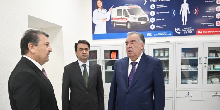 Президент Таджикистана открыл ювелирное предприятие и медучреждение в Душанбе