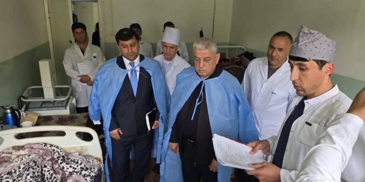 Замглавы Минздрава Таджикистана посетил пострадавших от землетрясения в Раштском регионе