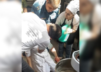 Спасатели КЧС высвободили руку пекаря из тестомеса