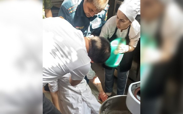 Спасатели КЧС высвободили руку пекаря из тестомеса