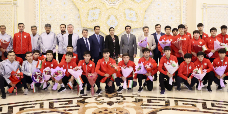 Юношескую сборную Таджикистана (U-17) тепло встретили в Душанбе