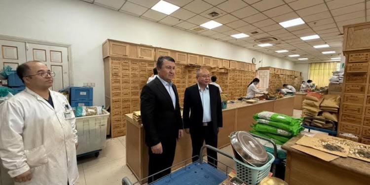 Министр здравоохранения Таджикистана посетил больницу традиционной медицины Китая