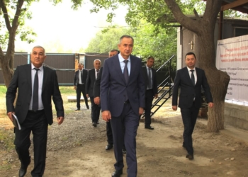 Председатель Хатлонской области проверил ход строительства школы в Фархоре