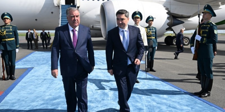 Президент Республики Таджикистан Эмомали Рахмон прибыл в Астану