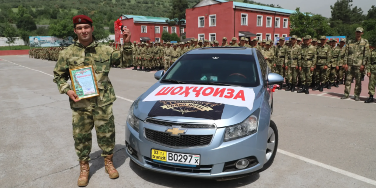Солдат Ризоев Шодмон стал обладателем автомобиля- главного приза республиканского турнира по борьбе