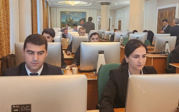 Более 500 журналистов освещают конференцию по ледникам в Душанбе