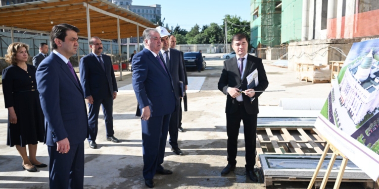 Президент Таджикистана ознакомился с ходом строительства Национального театра в Душанбе