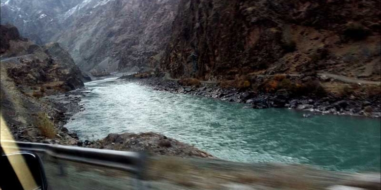 В Дарвазе грузовик слетел в реку — поиски водителя продолжаются