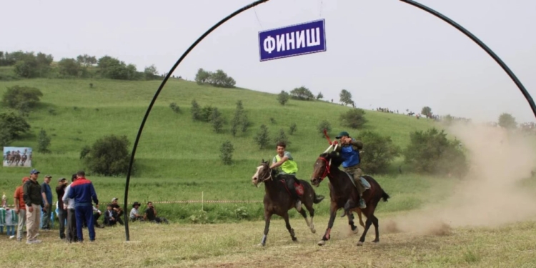 В Ховалинге прошли республиканские соревнования по конному спорту среди молодежи