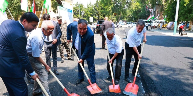 В Худжанде стартовали работы по асфальтированию автодорог