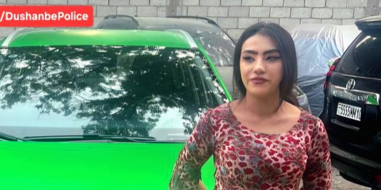 В Душанбе задержана женщина, управлявшая авто без прав