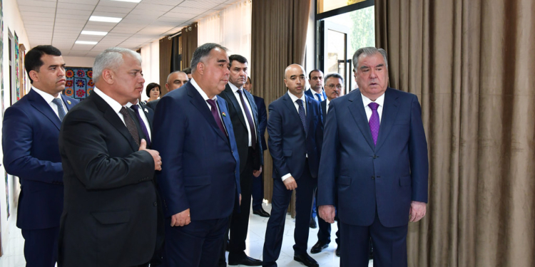 Президент Таджикистана в районе Деваштич в дистанционном формате открыл несколько дошкольных учреждений, школу и спортзал