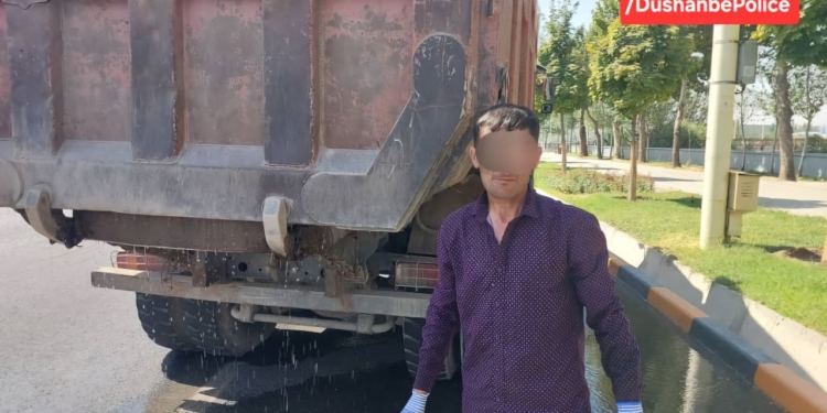 Водитель оштрафован за загрязнение дороги щебнем в Душанбе