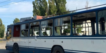 В пригороде Херсона удар по пассажирскому автобусу: два погибших и 16 раненых