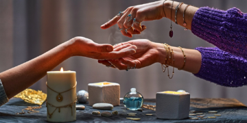 В Таджикистане предложили штрафовать клиентов гадалок и колдунов