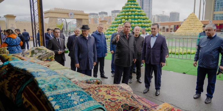 В Астане прошла выставка продукции и народных ремёсел Таджикистана