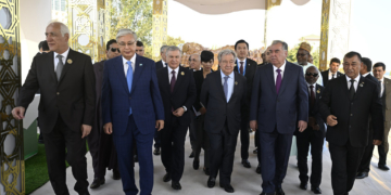 Эмомали Рахмон посетил выставку промышленных и сельскохозяйственных товаров, национальных блюд и народных ремёсел стран Центральной Азии и Азербайджана