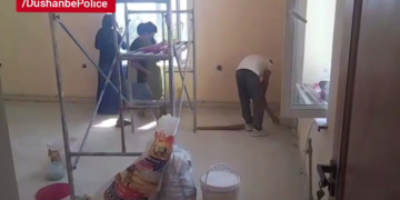 В Душанбе нарушителей за бродяжничество и попрошайничество направили на общественные работы