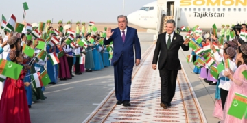 Эмомали Рахмон прибыл в Туркменистан и провёл встречу с Гурбангулы Бердымухамедовым