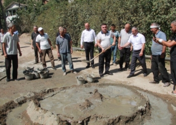 В Аштском районе Таджикистана укрепляют берега реки и асфальтируют дороги к 35-летию независимости