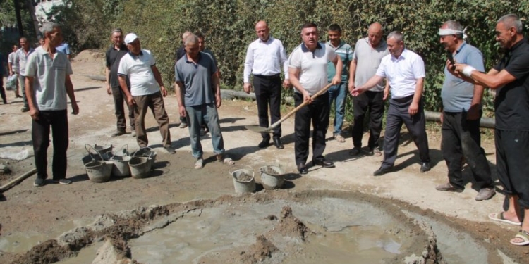 В Аштском районе Таджикистана укрепляют берега реки и асфальтируют дороги к 35-летию независимости