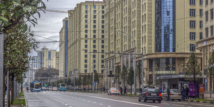 В центре Душанбе временно ограничено движение транспорта из-за строительных работ