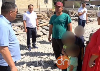 Ташиев отчитал многодетную семью в Жалал-Абадской области, но пообещал помочь с жильём