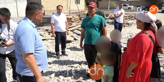 Ташиев отчитал многодетную семью в Жалал-Абадской области, но пообещал помочь с жильём