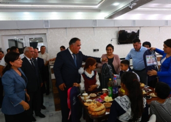 В Зафарабаде 80 школьникам-сиротам вручили форму и принадлежности