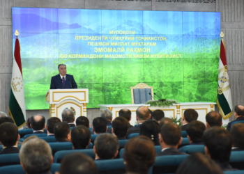 Президент Таджикистана встретился с работниками Комитета по охране окружающей среды