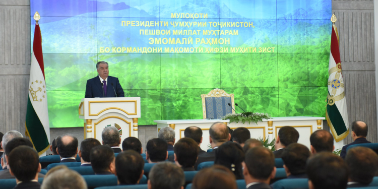 Президент Таджикистана встретился с работниками Комитета по охране окружающей среды