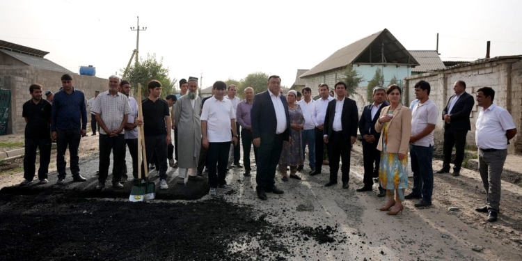 В Гиссаре началось асфальтирование дороги Шарора — Душанбе
