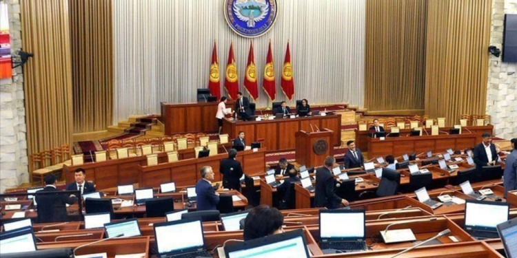 Парламент Киргизии принял решение о досрочном самороспуске
