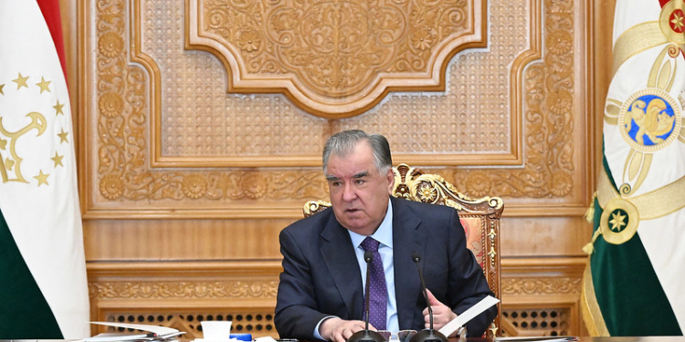 Эмомали Рахмон освободил от должностей ряд судей и чиновников
