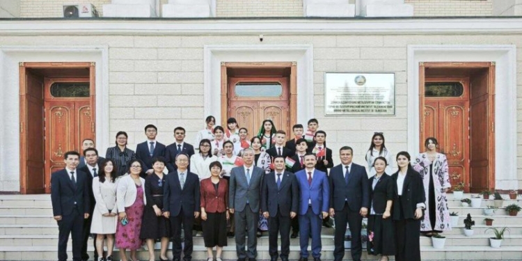 Посол Китая ознакомился с деятельностью Института Конфуция в Таджикистане