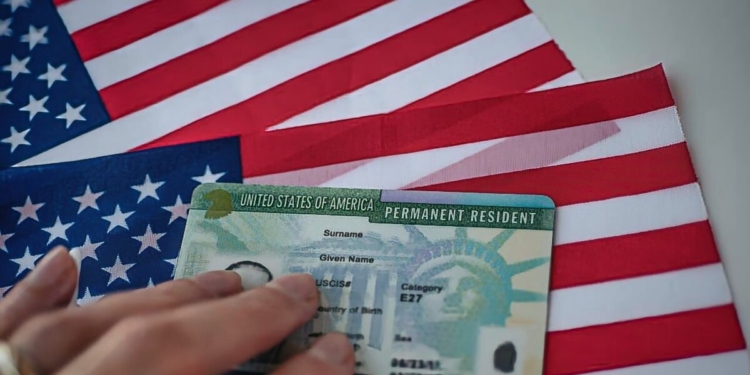 США ввели плату в $1 за участие в лотерее Green Card