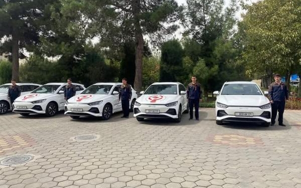 Энергетикам Душанбе передали пять электромобилей BYD e2