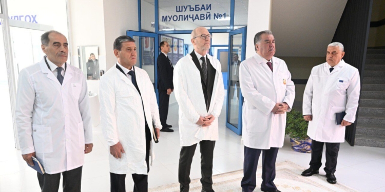 Эмомали Рахмон открыл новую детскую противотуберкулёзную больницу в Вахдате