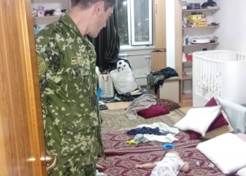 В Душанбе спасатели освободили ребёнка из запертой квартиры