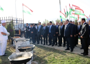 Эмомали Рахмон начал рабочую поездку в Файзабадский район