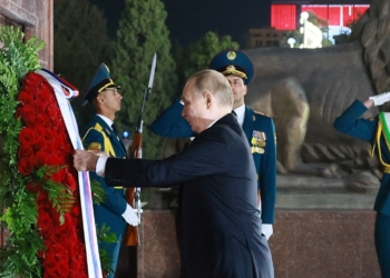 Владимир Путин возложил венок к памятнику Исмоилу Сомони в Душанбе