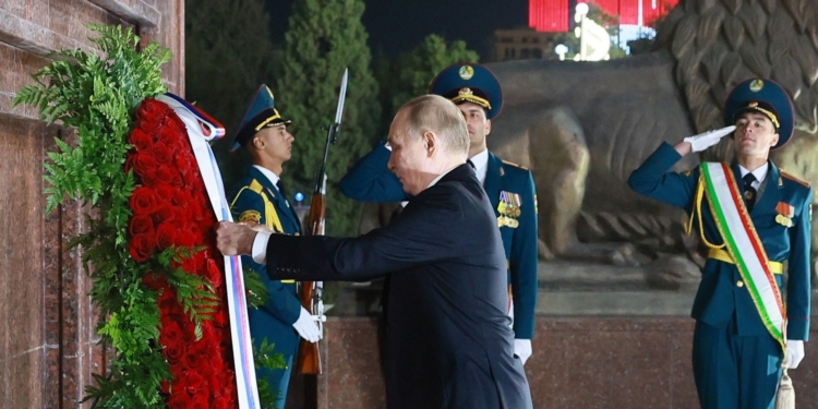 Владимир Путин возложил венок к памятнику Исмоилу Сомони в Душанбе
