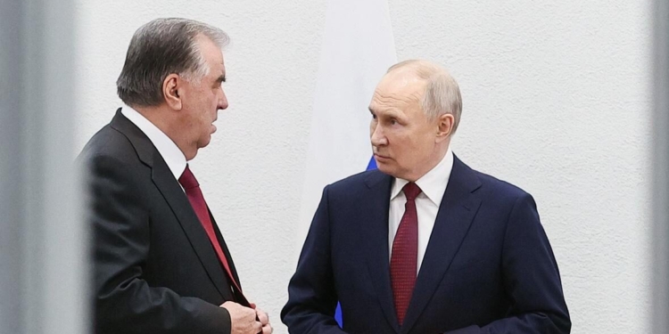 Эмомали Рахмон поздравил Владимира Путина с днем рождения