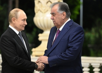 Владимир Путин подарил Эмомали Рахмону книгу об истории таджиков