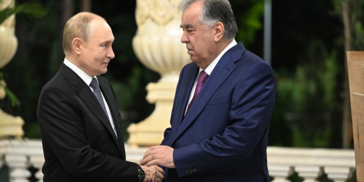 Владимир Путин подарил Эмомали Рахмону книгу об истории таджиков